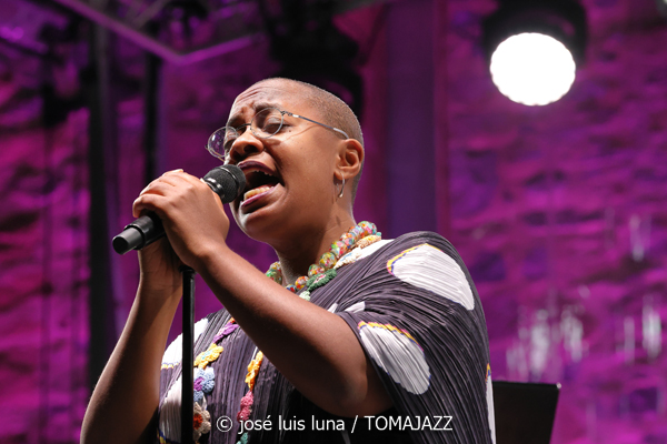 Cécile McLorin Salvant (61 Jazzaldia 2026. Donosti. 2026-07-24) Por José Luis Luna Rocafort [INSTANTZZ AKA Galería fotográfica AKA Fotoblog de jazz, impro… y algo más] - Tomajazz - Cécile McLorin Salvant actuó en el 61 Jazzaldia 2026. José Luis Luna Rocafort lo retrata en INSTANTZZ. Con Cécile McLorin Salvant, Sullivan Fortner, Yasushi Nakamura, Kyle Poole