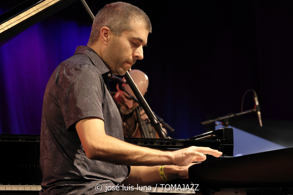 Gretchen Parlato Quartet (49 Festival de Jazz de Vitoria-Gasteiz 2026. 2026-07-15) Por José Luis Luna Rocafort [INSTANTZZ AKA Galería fotográfica AKA Fotoblog de jazz, impro… y algo más] - Tomajazz - Gretchen Parlato Quartet actuó en el 49 Festival de Jazz de Vitoria-Gasteiz 2026. José Luis Luna Rocafort lo retrata en INSTANTZZ. Actuaron Gretchen Parlato, Alan Hampton, Jacob Mann, Mark Guiliana