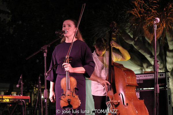 Sinead Cormican (38 Eivissa Jazz Festival. 2026-09-01) Por José Luis Luna Rocafort [INSTANTZZ AKA Galería fotográfica AKA Fotoblog de jazz, impro… y algo más] - Tomajazz - Sinead Cormican actuó en el 38 Eivissa Jazz Festival 2026. José Luis Luna Rocafort lo retrata en INSTANTZZ. Con Sinead Cormican, Tomeu Garcias, Toni Vaquer, Joan Garcias, Andreu Pitarch