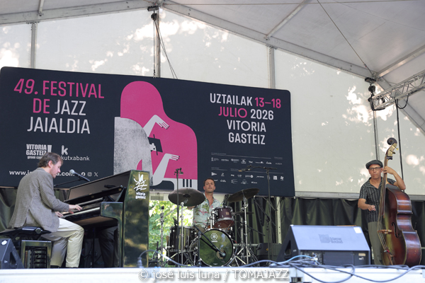 Paul San Martín meets Broken Horns (49 Festival de Jazz de Vitoria-Gasteiz 2026. 2026-07-11) Por José Luis Luna Rocafort [INSTANTZZ AKA Galería fotográfica AKA Fotoblog de jazz, impro… y algo más] - Tomajazz - Paul San Martín meets Broken Horns actuó en el 49 Festival de Jazz de Vitoria-Gasteiz 2026. José Luis Luna Rocafort lo retrata en INSTANTZZ. Con Paul San Martín, Abdell Bbop, Romain Gratalon, Jon Celestino, Pablo Maza, Javier Jaukikoa