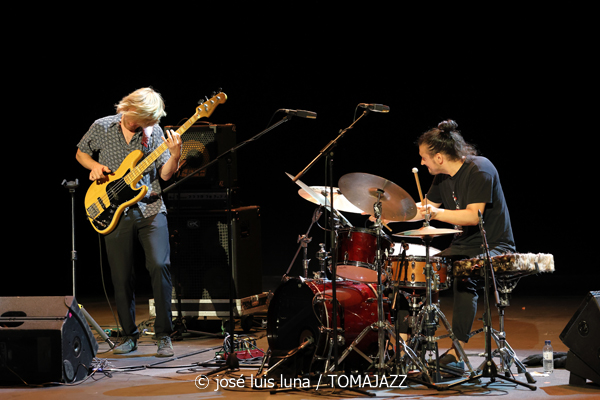 Xan Campos : Amorodios (XII JazzEñe 2026. Teatro Victoria Eugenia, Donostia - San Sebastián. 2026-07-22) Por José Luis Luna Rocafort [INSTANTZZ AKA Galería fotográfica AKA Fotoblog de jazz, impro… y algo más] - Tomajazz - Xan Campos: Amorodios actuó en el XII JazzEñe 2026 en el Teatro Victoria Eugenia, de San Sebastián el 22 de julio de 2026. José Luis Luna Rocafort lo retrata en INSTANTZZ. Actuaron Xan Campos, Faia Díaz, Feliz Barth, Iago Fernández