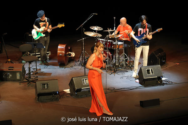 Noa Lur: Multipolar (XII JazzEñe 2026. Teatro Victoria Eugenia, Donostia - San Sebastián. 2026-07-23) Por José Luis Luna Rocafort [INSTANTZZ AKA Galería fotográfica AKA Fotoblog de jazz, impro… y algo más] - Tomajazz - Noa Lur: Multipolar actuó en el XII JazzEñe 2026 en el Teatro Victoria Eugenia de Donosti. José Luis Luna Rocafort lo retrata en INSTANTZZ. Con Noa Lur, Tony Pereyra, David Sancho, Ander García, David Fernández