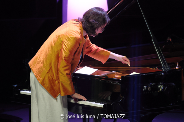 Kris Davis Trio (49 Festival de Jazz de Vitoria-Gasteiz 2026. 2026-07-16) Por José Luis Luna Rocafort [INSTANTZZ AKA Galería fotográfica AKA Fotoblog de jazz, impro… y algo más] - Tomajazz - Kris Davis Trio actuó en el 49 Festival de Jazz de Vitoria-Gasteiz 2026. José Luis Luna Rocafort lo retrata en [INSTANTZZ. Con Kris Davis, Robert Hurst, Johnathan Blake
