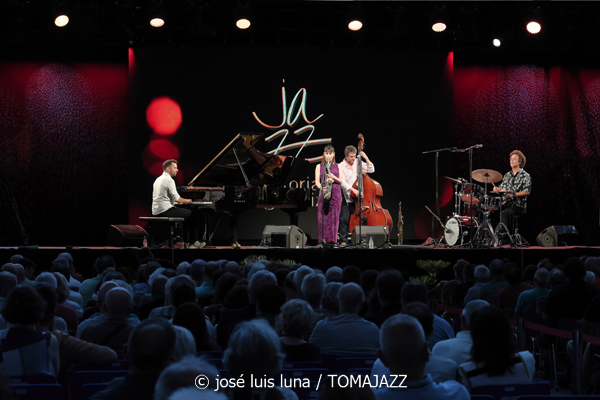 Irene Reig Quartet (49 Festival de Jazz de Vitoria-Gasteiz 2026. 2026-07-16) Por José Luis Luna Rocafort [INSTANTZZ AKA Galería fotográfica AKA Fotoblog de jazz, impro… y algo más] - Tomajazz - Irene Reig Quartet actuó en el 49 Festival de Jazz de Vitoria-Gasteiz 2026. José Luis Luna Rocafort INSTANTZZ retrata el concierto. Con Irene Reig, Xavi Torres, Pau Sala, Andreu Pitarch
