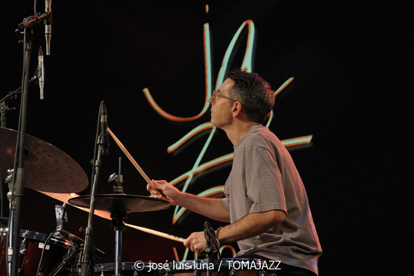Gretchen Parlato Quartet (49 Festival de Jazz de Vitoria-Gasteiz 2026. 2026-07-15) Por José Luis Luna Rocafort [INSTANTZZ AKA Galería fotográfica AKA Fotoblog de jazz, impro… y algo más] - Tomajazz - Gretchen Parlato Quartet actuó en el 49 Festival de Jazz de Vitoria-Gasteiz 2026. José Luis Luna Rocafort lo retrata en INSTANTZZ. Actuaron Gretchen Parlato, Alan Hampton, Jacob Mann, Mark Guiliana