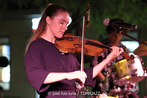 Sinead Cormican (38 Eivissa Jazz Festival. 2026-09-01) Por José Luis Luna Rocafort [INSTANTZZ AKA Galería fotográfica AKA Fotoblog de jazz, impro… y algo más] - Tomajazz - Sinead Cormican actuó en el 38 Eivissa Jazz Festival 2026. José Luis Luna Rocafort lo retrata en INSTANTZZ. Con Sinead Cormican, Tomeu Garcias, Toni Vaquer, Joan Garcias, Andreu Pitarch