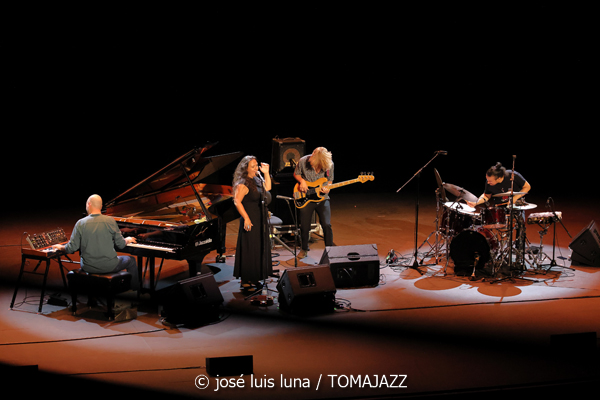 Xan Campos : Amorodios (XII JazzEñe 2026. Teatro Victoria Eugenia, Donostia - San Sebastián. 2026-07-22) Por José Luis Luna Rocafort [INSTANTZZ AKA Galería fotográfica AKA Fotoblog de jazz, impro… y algo más] - Tomajazz - Xan Campos: Amorodios actuó en el XII JazzEñe 2026 en el Teatro Victoria Eugenia, de San Sebastián el 22 de julio de 2026. José Luis Luna Rocafort lo retrata en INSTANTZZ. Actuaron Xan Campos, Faia Díaz, Feliz Barth, Iago Fernández