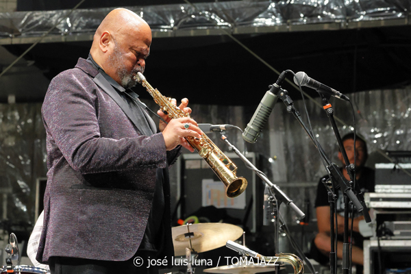 Azar Lawrence Quartet: John Coltrane, The Impulse Era! (61 Jazzaldia 2026. Donosti. 2026-07-24) Por José Luis Luna Rocafort [INSTANTZZ AKA Galería fotográfica AKA Fotoblog de jazz, impro… y algo más] - Tomajazz - Azar Lawrence Quartet: John Coltrane, The Impulse Era! actuó en el 61 Jazzaldia 2026. José Luis Luna Rocafort lo retrata en INSTANTZZ. Con Azar Lawrence, Benito González, Essiet Essiet, Brandon Lee
