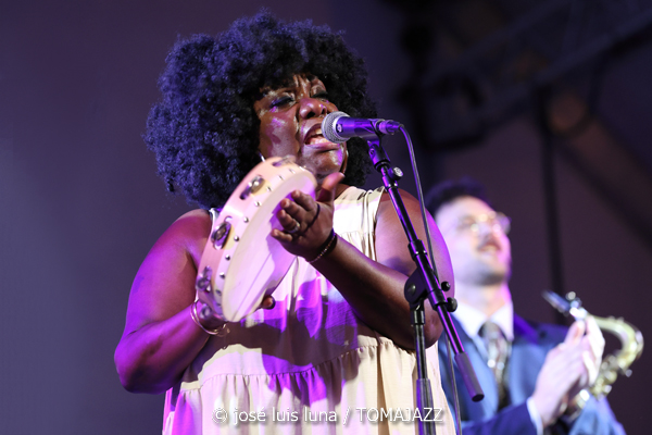 Michelle David & The Tru-tones (49 Festival de Jazz de Vitoria-Gasteiz 2026. 2026-07-11) Por José Luis Luna Rocafort [INSTANTZZ AKA Galería fotográfica AKA Fotoblog de jazz, impro… y algo más] - Tomajazz - Michelle David & The Tru-tones actuaron en el 49 Festival de Jazz de Vitoria-Gasteiz 2026. José Luis Luna Rocafort lo retrata en INSTANTZZ.