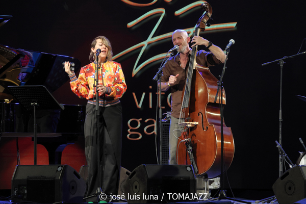 Gretchen Parlato Quartet (49 Festival de Jazz de Vitoria-Gasteiz 2026. 2026-07-15) Por José Luis Luna Rocafort [INSTANTZZ AKA Galería fotográfica AKA Fotoblog de jazz, impro… y algo más] - Tomajazz - Gretchen Parlato Quartet actuó en el 49 Festival de Jazz de Vitoria-Gasteiz 2026. José Luis Luna Rocafort lo retrata en INSTANTZZ. Actuaron Gretchen Parlato, Alan Hampton, Jacob Mann, Mark Guiliana
