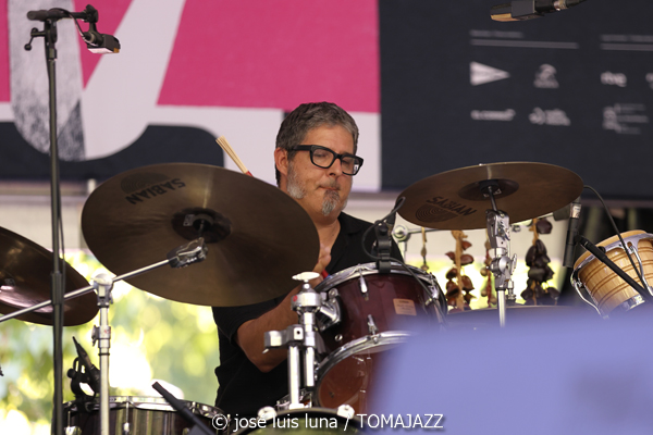 Bea Asurmendi (49 Festival de Jazz de Vitoria-Gasteiz 2026. 2026-07-11) Por José Luis Luna Rocafort [INSTANTZZ AKA Galería fotográfica AKA Fotoblog de jazz, impro… y algo más] - Tomajazz - Bea Asurmendi actuó en el 49 Festival de Jazz de Vitoria-Gasteiz 2026. José Luis Luna Rocafort lo retrata en INSTANTZZ. Participaron Bea Asurmendi, Gianluca Corona, Giovanni Cresseri, Milena Granci, Demi García Sabat, Idoia Asurmendi
