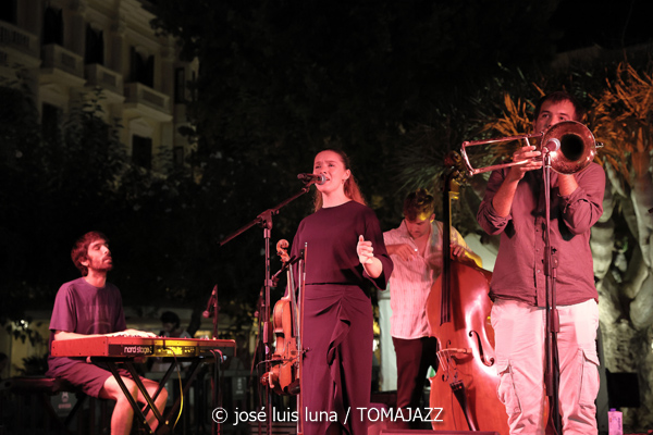 Sinead Cormican (38 Eivissa Jazz Festival. 2026-09-01) Por José Luis Luna Rocafort [INSTANTZZ AKA Galería fotográfica AKA Fotoblog de jazz, impro… y algo más] - Tomajazz - Sinead Cormican actuó en el 38 Eivissa Jazz Festival 2026. José Luis Luna Rocafort lo retrata en INSTANTZZ. Con Sinead Cormican, Tomeu Garcias, Toni Vaquer, Joan Garcias, Andreu Pitarch