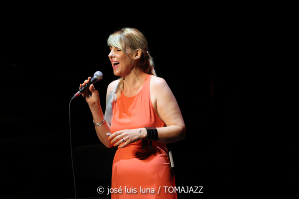 Noa Lur: Multipolar (XII JazzEñe 2026. Teatro Victoria Eugenia, Donostia - San Sebastián. 2026-07-23) Por José Luis Luna Rocafort [INSTANTZZ AKA Galería fotográfica AKA Fotoblog de jazz, impro… y algo más] - Tomajazz - Noa Lur: Multipolar actuó en el XII JazzEñe 2026 en el Teatro Victoria Eugenia de Donosti. José Luis Luna Rocafort lo retrata en INSTANTZZ. Con Noa Lur, Tony Pereyra, David Sancho, Ander García, David Fernández