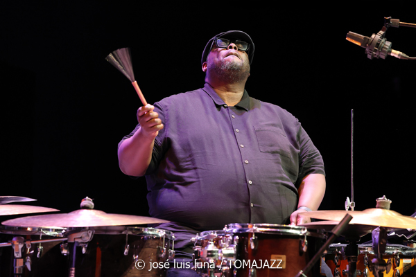 Kris Davis Trio (49 Festival de Jazz de Vitoria-Gasteiz 2026. 2026-07-16) Por José Luis Luna Rocafort [INSTANTZZ AKA Galería fotográfica AKA Fotoblog de jazz, impro… y algo más] - Tomajazz - Kris Davis Trio actuó en el 49 Festival de Jazz de Vitoria-Gasteiz 2026. José Luis Luna Rocafort lo retrata en [INSTANTZZ. Con Kris Davis, Robert Hurst, Johnathan Blake