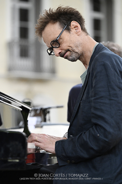 Dal Sasso Big Band “Africa Brass revisited” (Jazz en Tech / Place de la République, 2026-08-06 / Céret -France-) [02] Por Joan Cortès [INSTANTZZ AKA Galería fotográfica AKA Fotoblog de jazz, impro… y algo más] - Tomajazz - Dal Sasso Big Band “Africa Brass revisited” actuó en Jazz en Tech, Ceret, Francia, el 6 de agosto de 2026. Joan Cortès lo retrata en INSTANTZZ. Actuaron Christophe Dal Sasso, David El-Malek, Sophie Alour, Stéphane Guillaume, Thomas Savy, Nicolas Folmer, Christian Martínez, Jerry Edwards, Denis Leloup, Pierre de Bethmann, Manuel Marchès, Karl Jannuska