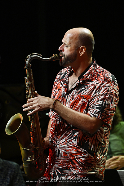 Maria Schneider & Clasijazz Big Band con Antonio Lizana (58è Festival Jazz Barcelona / Paral•lel 62, 2026-07-13 / Barcelona) Por Joan Cortès [INSTANTZZ AKA Galería fotográfica AKA Fotoblog de jazz, impro… y algo más] - Tomajazz - Maria Schneider & Clasijazz Big Band con Antonio Lizana actuaron en el 58è Festival Jazz Barcelona 2026, en Paral•lel 62, el 13 de julio de 2026. Joan Cortès lo retrata en INSTANTZZ. Actuaron Maria Schneider, Antonio Lizana, Philippe Thuriot, Joan Mar Sauqué, Bruno Calvo, Pep Garau, Voro García, Julián Sánchez, Tomeu García, Vicent Pérez, Pedro Pastor, José Diego Sarabia, Irene Reig, Enrique Oliver, Tete Leal, Pedro Cortejosa, Francisco Latino Blanco, Dahoud Salim, Pablo Mazuecos, Jaume Llombart, Bori Albero, Andreu Pitarch, Carlos Cortés, Vincent Thomas