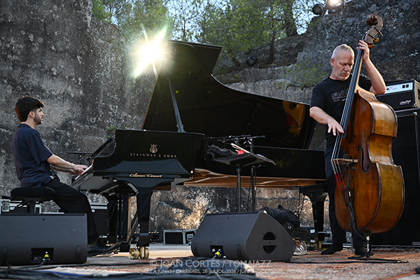 Avishai Cohen Trio / Pink Freud (33 Festival Jazz à Junas, 2026-07-25 / Junas -France-) [05] Por Joan Cortès [INSTANTZZ AKA Galería fotográfica AKA Fotoblog de jazz, impro… y algo más] - Tomajazz - Avishai Cohen Trio y Pink Freud actuaron en el 33 Festival Jazz à Junas 2026. Joan Cortès lo retrata en INSTANTZZ. Con Avishai Cohen, Itay Simhovich, Jeff Ballard, Wojtek Mazolewski, Karol Wieczorek, Adam Milwiw-Baron, Wojtek Zieliński