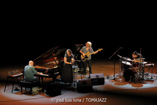 Xan Campos : Amorodios (XII JazzEñe 2026. Teatro Victoria Eugenia, Donostia - San Sebastián. 2026-07-22) Por José Luis Luna Rocafort [INSTANTZZ AKA Galería fotográfica AKA Fotoblog de jazz, impro… y algo más] - Tomajazz - Xan Campos: Amorodios actuó en el XII JazzEñe 2026 en el Teatro Victoria Eugenia, de San Sebastián el 22 de julio de 2026. José Luis Luna Rocafort lo retrata en INSTANTZZ. Actuaron Xan Campos, Faia Díaz, Feliz Barth, Iago Fernández