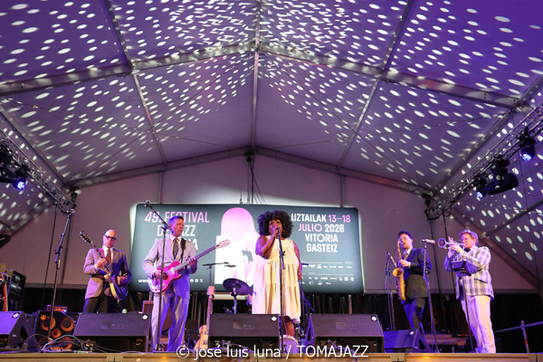 Michelle David & The Tru-tones (49 Festival de Jazz de Vitoria-Gasteiz 2026. 2026-07-11) Por José Luis Luna Rocafort [INSTANTZZ AKA Galería fotográfica AKA Fotoblog de jazz, impro… y algo más] - Tomajazz - Michelle David & The Tru-tones actuaron en el 49 Festival de Jazz de Vitoria-Gasteiz 2026. José Luis Luna Rocafort lo retrata en INSTANTZZ.