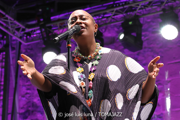 Cécile McLorin Salvant (61 Jazzaldia 2026. Donosti. 2026-07-24) Por José Luis Luna Rocafort [INSTANTZZ AKA Galería fotográfica AKA Fotoblog de jazz, impro… y algo más] - Tomajazz - Cécile McLorin Salvant actuó en el 61 Jazzaldia 2026. José Luis Luna Rocafort lo retrata en INSTANTZZ. Con Cécile McLorin Salvant, Sullivan Fortner, Yasushi Nakamura, Kyle Poole