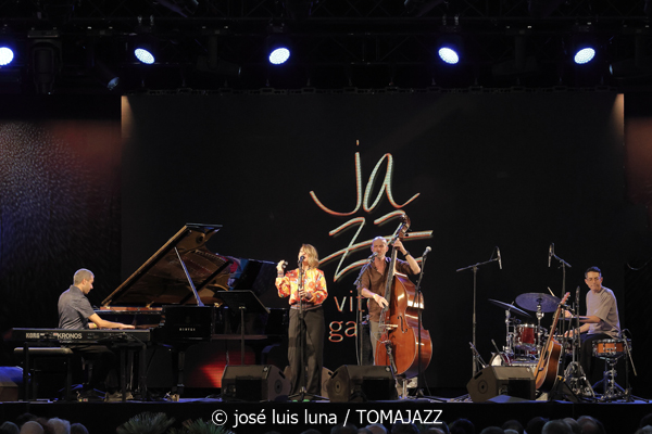 Gretchen Parlato Quartet (49 Festival de Jazz de Vitoria-Gasteiz 2026. 2026-07-15) Por José Luis Luna Rocafort [INSTANTZZ AKA Galería fotográfica AKA Fotoblog de jazz, impro… y algo más] - Tomajazz - Gretchen Parlato Quartet actuó en el 49 Festival de Jazz de Vitoria-Gasteiz 2026. José Luis Luna Rocafort lo retrata en INSTANTZZ. Actuaron Gretchen Parlato, Alan Hampton, Jacob Mann, Mark Guiliana