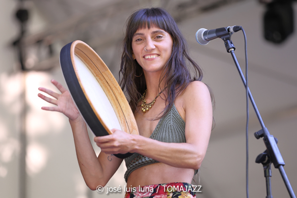 Bea Asurmendi (49 Festival de Jazz de Vitoria-Gasteiz 2026. 2026-07-11) Por José Luis Luna Rocafort [INSTANTZZ AKA Galería fotográfica AKA Fotoblog de jazz, impro… y algo más] - Tomajazz - Bea Asurmendi actuó en el 49 Festival de Jazz de Vitoria-Gasteiz 2026. José Luis Luna Rocafort lo retrata en INSTANTZZ. Participaron Bea Asurmendi, Gianluca Corona, Giovanni Cresseri, Milena Granci, Demi García Sabat, Idoia Asurmendi