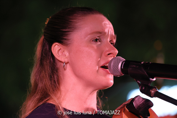 Sinead Cormican (38 Eivissa Jazz Festival. 2026-09-01) Por José Luis Luna Rocafort [INSTANTZZ AKA Galería fotográfica AKA Fotoblog de jazz, impro… y algo más] - Tomajazz - Sinead Cormican actuó en el 38 Eivissa Jazz Festival 2026. José Luis Luna Rocafort lo retrata en INSTANTZZ. Con Sinead Cormican, Tomeu Garcias, Toni Vaquer, Joan Garcias, Andreu Pitarch