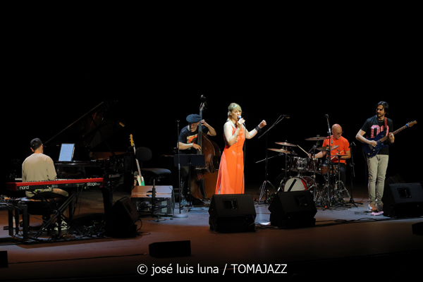 Noa Lur: Multipolar (XII JazzEñe 2026. Teatro Victoria Eugenia, Donostia - San Sebastián. 2026-07-23) Por José Luis Luna Rocafort [INSTANTZZ AKA Galería fotográfica AKA Fotoblog de jazz, impro… y algo más] - Tomajazz - Noa Lur: Multipolar actuó en el XII JazzEñe 2026 en el Teatro Victoria Eugenia de Donosti. José Luis Luna Rocafort lo retrata en INSTANTZZ. Con Noa Lur, Tony Pereyra, David Sancho, Ander García, David Fernández