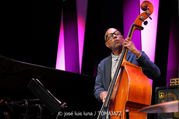 Kris Davis Trio (49 Festival de Jazz de Vitoria-Gasteiz 2026. 2026-07-16) Por José Luis Luna Rocafort [INSTANTZZ AKA Galería fotográfica AKA Fotoblog de jazz, impro… y algo más] - Tomajazz - Kris Davis Trio actuó en el 49 Festival de Jazz de Vitoria-Gasteiz 2026. José Luis Luna Rocafort lo retrata en [INSTANTZZ. Con Kris Davis, Robert Hurst, Johnathan Blake