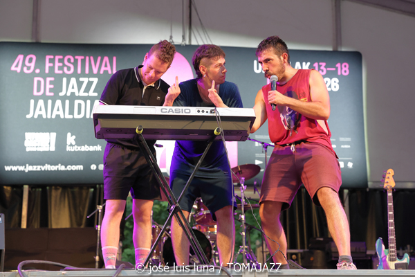Gilipojazz (49 Festival de Jazz de Vitoria-Gasteiz 2026. 2026-07-11) Por José Luis Luna Rocafort [INSTANTZZ AKA Galería fotográfica AKA Fotoblog de jazz, impro… y algo más] - Tomajazz - Gilipojazz actuó en el 49 Festival de Jazz de Vitoria-Gasteiz 2026. José Luis Luna Rocafort lo retrata en INSTANTZZ. Con Iker García, Ángel Cáceres, Pablo Levin