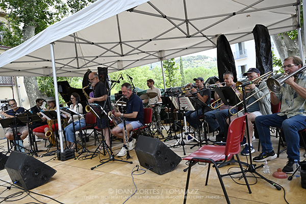 Dal Sasso Big Band “Africa Brass revisited” (Jazz en Tech / Place de la République, 2026-08-06 / Céret -France-) [02] Por Joan Cortès [INSTANTZZ AKA Galería fotográfica AKA Fotoblog de jazz, impro… y algo más] - Tomajazz - Dal Sasso Big Band “Africa Brass revisited” actuó en Jazz en Tech, Ceret, Francia, el 6 de agosto de 2026. Joan Cortès lo retrata en INSTANTZZ. Actuaron Christophe Dal Sasso, David El-Malek, Sophie Alour, Stéphane Guillaume, Thomas Savy, Nicolas Folmer, Christian Martínez, Jerry Edwards, Denis Leloup, Pierre de Bethmann, Manuel Marchès, Karl Jannuska
