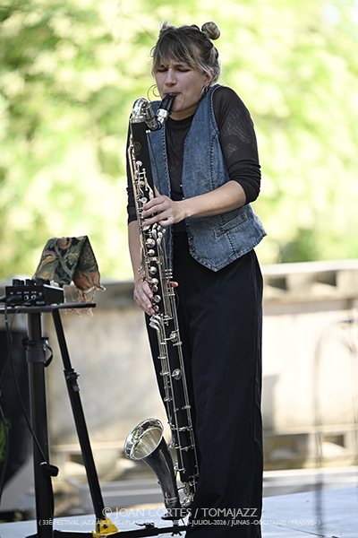 Léon Phal 5t / Motion Trio / GiGiGi (33 Festival Jazz à Junas, 2026-07-24 / Junas -France-) [03] Por Joan Cortès [INSTANTZZ AKA Galería fotográfica AKA Fotoblog de jazz, impro… y algo más] - Tomajazz - Léon Phal 5t / Motion Trio / GiGiGi actuaron en el 33 Festival Jazz à Junas. Joan Cortès lo retrata en INSTANTZZ. Con