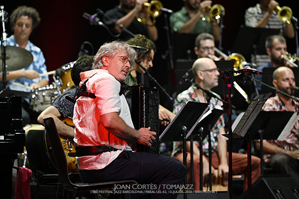 Maria Schneider & Clasijazz Big Band con Antonio Lizana (58è Festival Jazz Barcelona / Paral•lel 62, 2026-07-13 / Barcelona) Por Joan Cortès [INSTANTZZ AKA Galería fotográfica AKA Fotoblog de jazz, impro… y algo más] - Tomajazz - Maria Schneider & Clasijazz Big Band con Antonio Lizana actuaron en el 58è Festival Jazz Barcelona 2026, en Paral•lel 62, el 13 de julio de 2026. Joan Cortès lo retrata en INSTANTZZ. Actuaron Maria Schneider, Antonio Lizana, Philippe Thuriot, Joan Mar Sauqué, Bruno Calvo, Pep Garau, Voro García, Julián Sánchez, Tomeu García, Vicent Pérez, Pedro Pastor, José Diego Sarabia, Irene Reig, Enrique Oliver, Tete Leal, Pedro Cortejosa, Francisco Latino Blanco, Dahoud Salim, Pablo Mazuecos, Jaume Llombart, Bori Albero, Andreu Pitarch, Carlos Cortés, Vincent Thomas