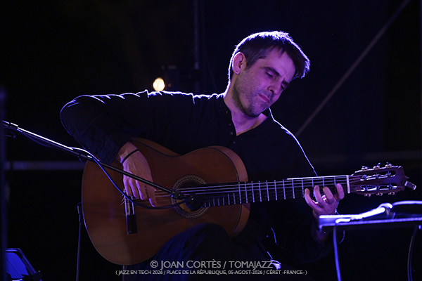 Erik Truffaz & Antonio Lizana “New Sketches of Spain” (Jazz en Tech 2026 / Place de la République, 2026-08-05 / Céret -France-) [01] Por Joan Cortès [INSTANTZZ AKA Galería fotográfica AKA Fotoblog de jazz, impro… y algo más] - Tomajazz - Erik Truffaz & Antonio Lizana “New Sketches of Spain” actuaron en Jazz en Tech 2026 en Céret, Francia, el 5 de agosto de 2026. Joan Cortès lo retrata en INSTANTZZ. Con Erik Truffaz, Antonio Lizana, Renaud Gabriel Pilon, Pau Figueres, Sara Sánchez, Arin Keshishi, Manuel de la Torre, Vincent Thomas