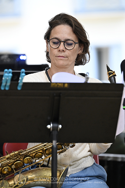Dal Sasso Big Band “Africa Brass revisited” (Jazz en Tech / Place de la République, 2026-08-06 / Céret -France-) [02] Por Joan Cortès [INSTANTZZ AKA Galería fotográfica AKA Fotoblog de jazz, impro… y algo más] - Tomajazz - Dal Sasso Big Band “Africa Brass revisited” actuó en Jazz en Tech, Ceret, Francia, el 6 de agosto de 2026. Joan Cortès lo retrata en INSTANTZZ. Actuaron Christophe Dal Sasso, David El-Malek, Sophie Alour, Stéphane Guillaume, Thomas Savy, Nicolas Folmer, Christian Martínez, Jerry Edwards, Denis Leloup, Pierre de Bethmann, Manuel Marchès, Karl Jannuska