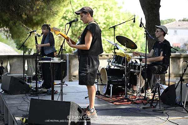 Léon Phal 5t / Motion Trio / GiGiGi (33 Festival Jazz à Junas, 2026-07-24 / Junas -France-) [03] Por Joan Cortès [INSTANTZZ AKA Galería fotográfica AKA Fotoblog de jazz, impro… y algo más] - Tomajazz - Léon Phal 5t / Motion Trio / GiGiGi actuaron en el 33 Festival Jazz à Junas. Joan Cortès lo retrata en INSTANTZZ. Con
