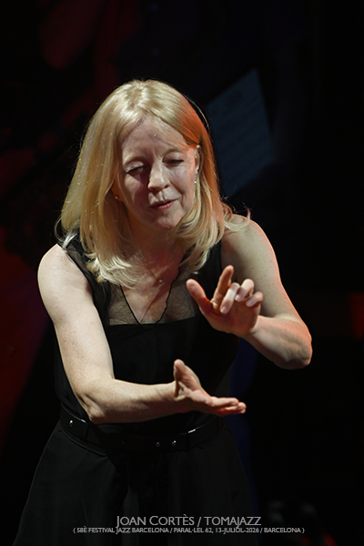 Maria Schneider & Clasijazz Big Band con Antonio Lizana (58è Festival Jazz Barcelona / Paral•lel 62, 2026-07-13 / Barcelona) Por Joan Cortès [INSTANTZZ AKA Galería fotográfica AKA Fotoblog de jazz, impro… y algo más] - Tomajazz - Maria Schneider & Clasijazz Big Band con Antonio Lizana actuaron en el 58è Festival Jazz Barcelona 2026, en Paral•lel 62, el 13 de julio de 2026. Joan Cortès lo retrata en INSTANTZZ. Actuaron Maria Schneider, Antonio Lizana, Philippe Thuriot, Joan Mar Sauqué, Bruno Calvo, Pep Garau, Voro García, Julián Sánchez, Tomeu García, Vicent Pérez, Pedro Pastor, José Diego Sarabia, Irene Reig, Enrique Oliver, Tete Leal, Pedro Cortejosa, Francisco Latino Blanco, Dahoud Salim, Pablo Mazuecos, Jaume Llombart, Bori Albero, Andreu Pitarch, Carlos Cortés, Vincent Thomas