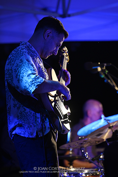 Erik Truffaz & Antonio Lizana “New Sketches of Spain” (Jazz en Tech 2026 / Place de la République, 2026-08-05 / Céret -France-) [01] Por Joan Cortès [INSTANTZZ AKA Galería fotográfica AKA Fotoblog de jazz, impro… y algo más] - Tomajazz - Erik Truffaz & Antonio Lizana “New Sketches of Spain” actuaron en Jazz en Tech 2026 en Céret, Francia, el 5 de agosto de 2026. Joan Cortès lo retrata en INSTANTZZ. Con Erik Truffaz, Antonio Lizana, Renaud Gabriel Pilon, Pau Figueres, Sara Sánchez, Arin Keshishi, Manuel de la Torre, Vincent Thomas