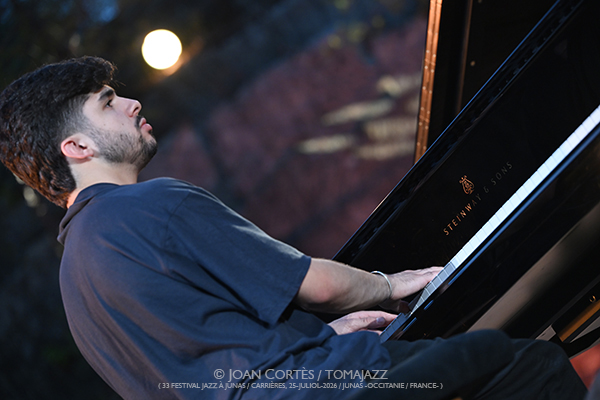 Avishai Cohen Trio / Pink Freud (33 Festival Jazz à Junas, 2026-07-25 / Junas -France-) [05] Por Joan Cortès [INSTANTZZ AKA Galería fotográfica AKA Fotoblog de jazz, impro… y algo más] - Tomajazz - Avishai Cohen Trio y Pink Freud actuaron en el 33 Festival Jazz à Junas 2026. Joan Cortès lo retrata en INSTANTZZ. Con Avishai Cohen, Itay Simhovich, Jeff Ballard, Wojtek Mazolewski, Karol Wieczorek, Adam Milwiw-Baron, Wojtek Zieliński