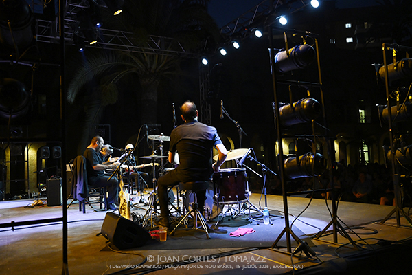 Cantes Malditos / Jesús Méndez & Antonio Higuero (Desvarío Flamenco/ Plaça Major Nou Barris, 2026-07-17 / Barcelona) [2] Por Joan Cortès [Flamencuras AKA INSTANTZZ AKA Galería fotográfica AKA Fotoblog de jazz, impro… y algo más] - Tomajazz - Cantes Malditos / Jesús Méndez & Antonio Higuero actuaron en Desvarío Flamenco en la Plaça Major Nou Barris de Barcelona, el 17 de julio de 2026. Joan Cortès lo retrata en las Flamencuras de INSTANTZZ