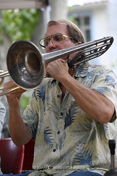 Dal Sasso Big Band “Africa Brass revisited” (Jazz en Tech / Place de la République, 2026-08-06 / Céret -France-) [02] Por Joan Cortès [INSTANTZZ AKA Galería fotográfica AKA Fotoblog de jazz, impro… y algo más] - Tomajazz - Dal Sasso Big Band “Africa Brass revisited” actuó en Jazz en Tech, Ceret, Francia, el 6 de agosto de 2026. Joan Cortès lo retrata en INSTANTZZ. Actuaron Christophe Dal Sasso, David El-Malek, Sophie Alour, Stéphane Guillaume, Thomas Savy, Nicolas Folmer, Christian Martínez, Jerry Edwards, Denis Leloup, Pierre de Bethmann, Manuel Marchès, Karl Jannuska