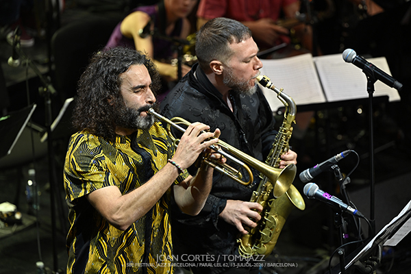 Maria Schneider & Clasijazz Big Band con Antonio Lizana (58è Festival Jazz Barcelona / Paral•lel 62, 2026-07-13 / Barcelona) Por Joan Cortès [INSTANTZZ AKA Galería fotográfica AKA Fotoblog de jazz, impro… y algo más] - Tomajazz - Maria Schneider & Clasijazz Big Band con Antonio Lizana actuaron en el 58è Festival Jazz Barcelona 2026, en Paral•lel 62, el 13 de julio de 2026. Joan Cortès lo retrata en INSTANTZZ. Actuaron Maria Schneider, Antonio Lizana, Philippe Thuriot, Joan Mar Sauqué, Bruno Calvo, Pep Garau, Voro García, Julián Sánchez, Tomeu García, Vicent Pérez, Pedro Pastor, José Diego Sarabia, Irene Reig, Enrique Oliver, Tete Leal, Pedro Cortejosa, Francisco Latino Blanco, Dahoud Salim, Pablo Mazuecos, Jaume Llombart, Bori Albero, Andreu Pitarch, Carlos Cortés, Vincent Thomas