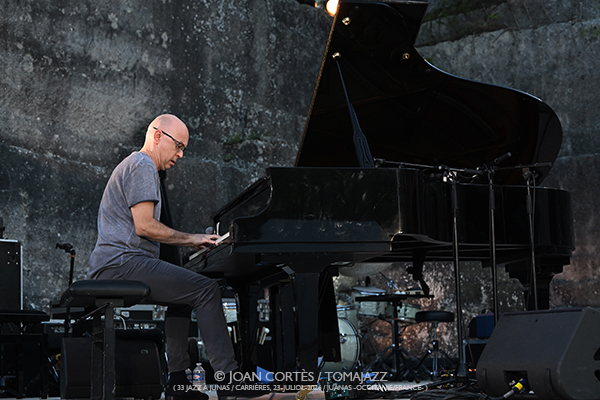Marion Rampal / Marcin Wasilewski Trio / Prima Canta (33 Festival Jazz à Junas, 2026-07-22 / Junas -Francia-) [01] Por Joan Cortès [INSTANTZZ AKA Galería fotográfica AKA Fotoblog de jazz, impro… y algo más] - Tomajazz - Marion Rampal / Marcin Wasilewski Trio / Prima Canta actuaron en la primera jornada del 33 Festival Jazz à Junas 2026. Joan Cortès lo retrata en INSTANTZZ