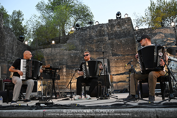 Léon Phal 5t / Motion Trio / GiGiGi (33 Festival Jazz à Junas, 2026-07-24 / Junas -France-) [03] Por Joan Cortès [INSTANTZZ AKA Galería fotográfica AKA Fotoblog de jazz, impro… y algo más] - Tomajazz - Léon Phal 5t / Motion Trio / GiGiGi actuaron en el 33 Festival Jazz à Junas. Joan Cortès lo retrata en INSTANTZZ. Con Anna Bouchet, Teresa Bertoni, Matteo Stefani, Janusz Wojtarowicz, Paweł Baranek, Marcin Gałażyn, Léon Phal, Zacharie Ksyk, Gauthier Toux, Arthur Alard, Rémi Bouyssière