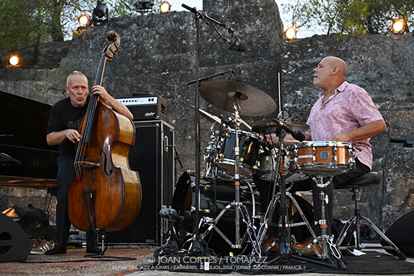 Avishai Cohen Trio / Pink Freud (33 Festival Jazz à Junas, 2026-07-25 / Junas -France-) [05] Por Joan Cortès [INSTANTZZ AKA Galería fotográfica AKA Fotoblog de jazz, impro… y algo más] - Tomajazz - Avishai Cohen Trio y Pink Freud actuaron en el 33 Festival Jazz à Junas 2026. Joan Cortès lo retrata en INSTANTZZ. Con Avishai Cohen, Itay Simhovich, Jeff Ballard, Wojtek Mazolewski, Karol Wieczorek, Adam Milwiw-Baron, Wojtek Zieliński