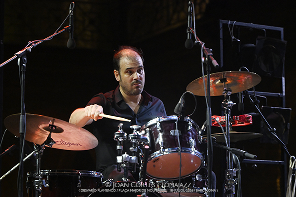 Cantes Malditos / Jesús Méndez & Antonio Higuero (Desvarío Flamenco/ Plaça Major Nou Barris, 2026-07-17 / Barcelona) [2] Por Joan Cortès [Flamencuras AKA INSTANTZZ AKA Galería fotográfica AKA Fotoblog de jazz, impro… y algo más] - Tomajazz - Cantes Malditos / Jesús Méndez & Antonio Higuero actuaron en Desvarío Flamenco en la Plaça Major Nou Barris de Barcelona, el 17 de julio de 2026. Joan Cortès lo retrata en las Flamencuras de INSTANTZZ