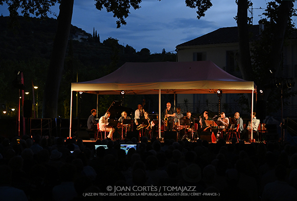 Dal Sasso Big Band “Africa Brass revisited” (Jazz en Tech / Place de la République, 2026-08-06 / Céret -France-) [02] Por Joan Cortès [INSTANTZZ AKA Galería fotográfica AKA Fotoblog de jazz, impro… y algo más] - Tomajazz - Dal Sasso Big Band “Africa Brass revisited” actuó en Jazz en Tech, Ceret, Francia, el 6 de agosto de 2026. Joan Cortès lo retrata en INSTANTZZ. Actuaron Christophe Dal Sasso, David El-Malek, Sophie Alour, Stéphane Guillaume, Thomas Savy, Nicolas Folmer, Christian Martínez, Jerry Edwards, Denis Leloup, Pierre de Bethmann, Manuel Marchès, Karl Jannuska