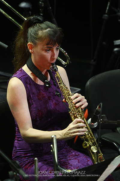 Maria Schneider & Clasijazz Big Band con Antonio Lizana (58è Festival Jazz Barcelona / Paral•lel 62, 2026-07-13 / Barcelona) Por Joan Cortès [INSTANTZZ AKA Galería fotográfica AKA Fotoblog de jazz, impro… y algo más] - Tomajazz - Maria Schneider & Clasijazz Big Band con Antonio Lizana actuaron en el 58è Festival Jazz Barcelona 2026, en Paral•lel 62, el 13 de julio de 2026. Joan Cortès lo retrata en INSTANTZZ. Actuaron Maria Schneider, Antonio Lizana, Philippe Thuriot, Joan Mar Sauqué, Bruno Calvo, Pep Garau, Voro García, Julián Sánchez, Tomeu García, Vicent Pérez, Pedro Pastor, José Diego Sarabia, Irene Reig, Enrique Oliver, Tete Leal, Pedro Cortejosa, Francisco Latino Blanco, Dahoud Salim, Pablo Mazuecos, Jaume Llombart, Bori Albero, Andreu Pitarch, Carlos Cortés, Vincent Thomas
