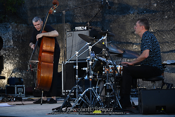 Marion Rampal / Marcin Wasilewski Trio / Prima Canta (33 Festival Jazz à Junas, 2026-07-22 / Junas -Francia-) [01] Por Joan Cortès [INSTANTZZ AKA Galería fotográfica AKA Fotoblog de jazz, impro… y algo más] - Tomajazz - Marion Rampal / Marcin Wasilewski Trio / Prima Canta actuaron en la primera jornada del 33 Festival Jazz à Junas 2026. Joan Cortès lo retrata en INSTANTZZ