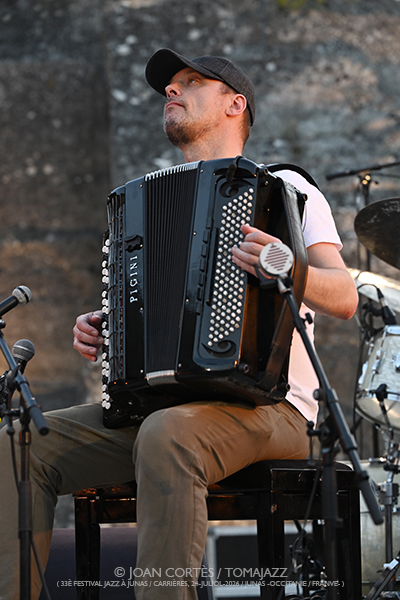 Léon Phal 5t / Motion Trio / GiGiGi (33 Festival Jazz à Junas, 2026-07-24 / Junas -France-) [03] Por Joan Cortès [INSTANTZZ AKA Galería fotográfica AKA Fotoblog de jazz, impro… y algo más] - Tomajazz - Léon Phal 5t / Motion Trio / GiGiGi actuaron en el 33 Festival Jazz à Junas. Joan Cortès lo retrata en INSTANTZZ. Con Anna Bouchet, Teresa Bertoni, Matteo Stefani, Janusz Wojtarowicz, Paweł Baranek, Marcin Gałażyn, Léon Phal, Zacharie Ksyk, Gauthier Toux, Arthur Alard, Rémi Bouyssière